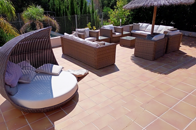 Villa with private tenniscourt and private pool